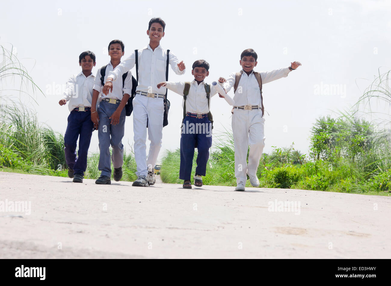 Los niños estudiantes de la escuela rural indio caminando Foto de stock