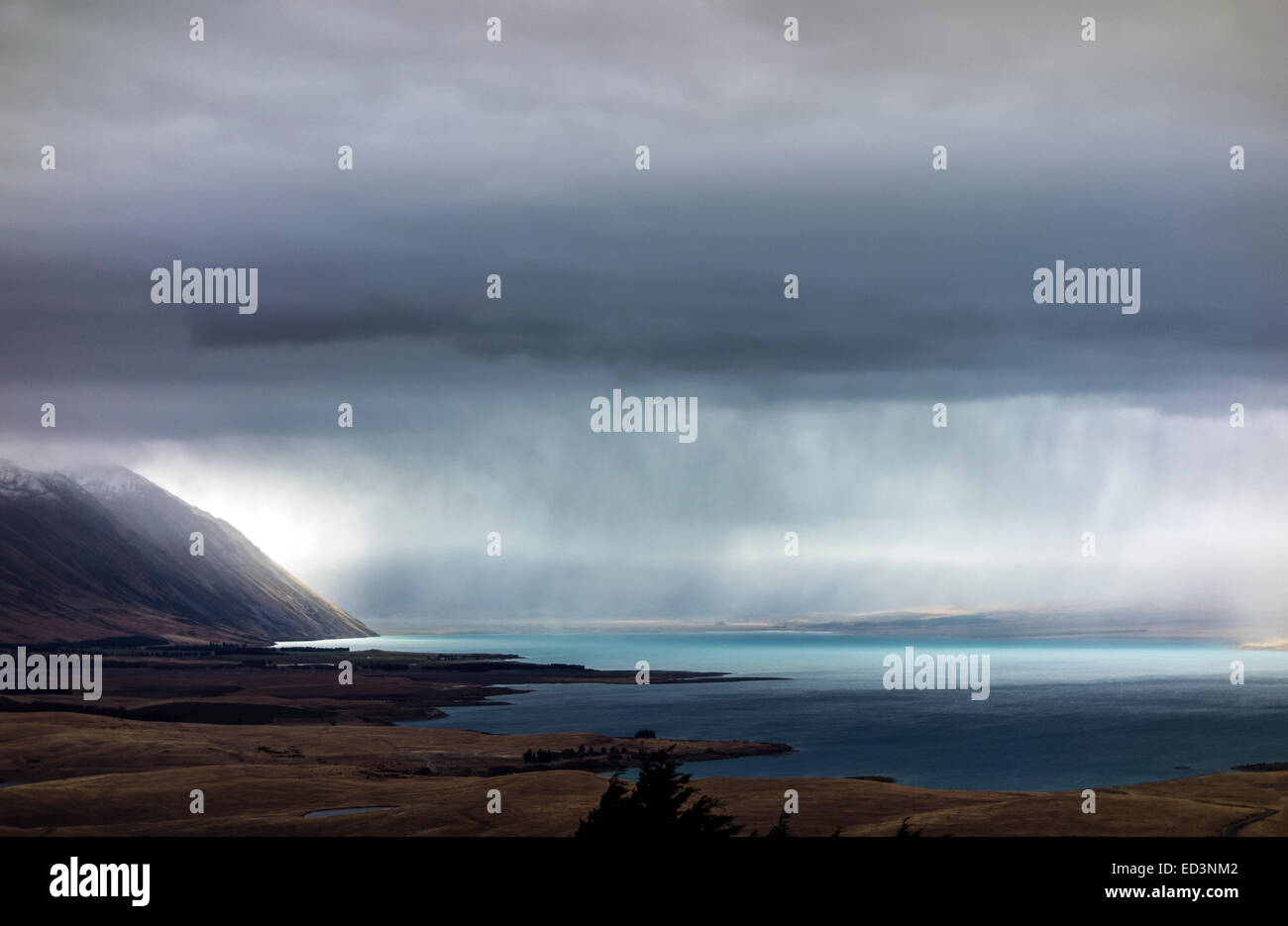 Lago Tekapo resumen en caso de mal tiempo, lluvias de verano. Vista panorámica desde el observatorio de la Universidad Mount John. Nueva Zelandia. Foto de stock