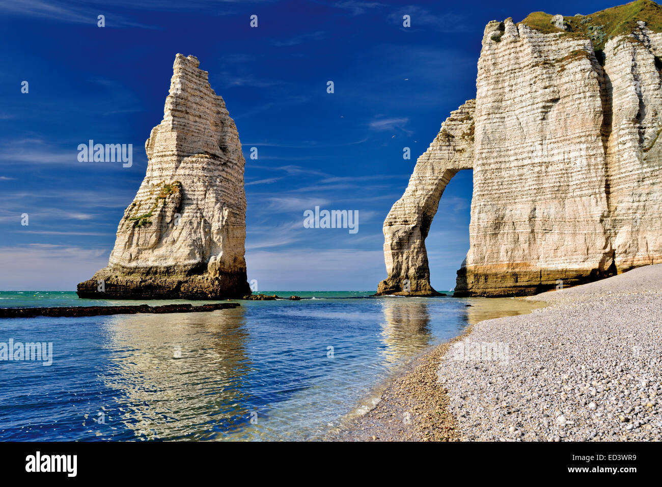 Francia, Normandía: Piedras y arcos en la boca L'aval en la costa de Etretát Foto de stock