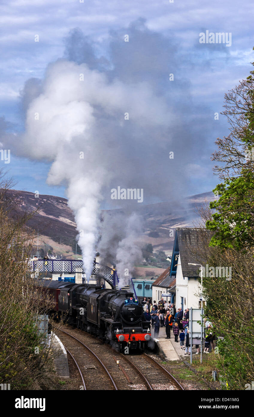 La Gran Bretaña IV doble cabezal tren a vapor con cinco motores negro 45407 y 44871 listos a partir de Helmsdale Escocia Foto de stock