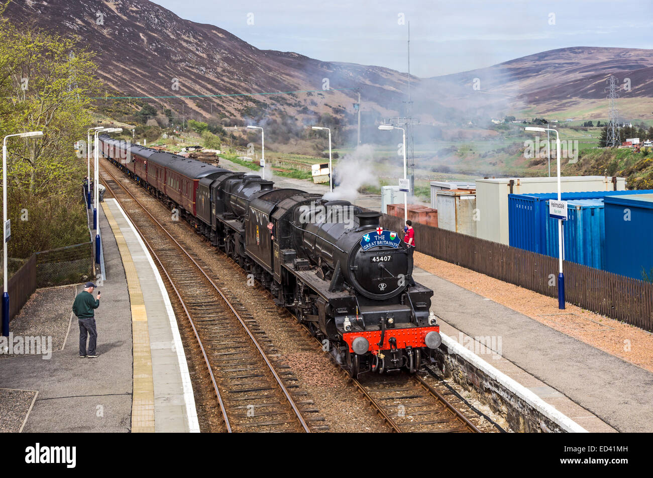 La Gran Bretaña IV doble cabezal tren a vapor con cinco motores negro 45407 y 44871 Helmsdale llegan en el norte de Escocia Foto de stock