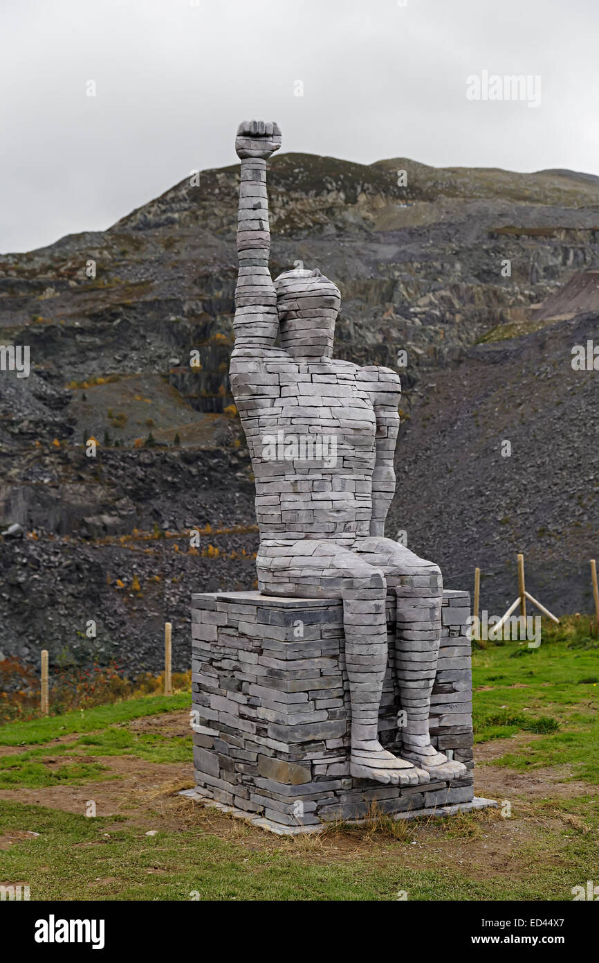 Azul pizarra hombre estatua en Penrhyn Chwarel cantera de pizarra, Bethesda, North Wales, REINO UNIDO Foto de stock