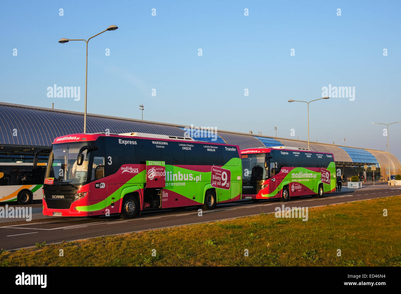 Servicio lanzadera de autobuses en frente del aeropuerto Modlin Varsovia, Polonia Foto de stock