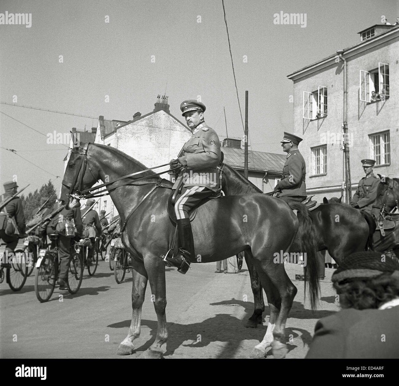 Comandante en Jefe, el Mariscal Carl Gustav Mannerheim revisando el desfile de tropas Foto de stock