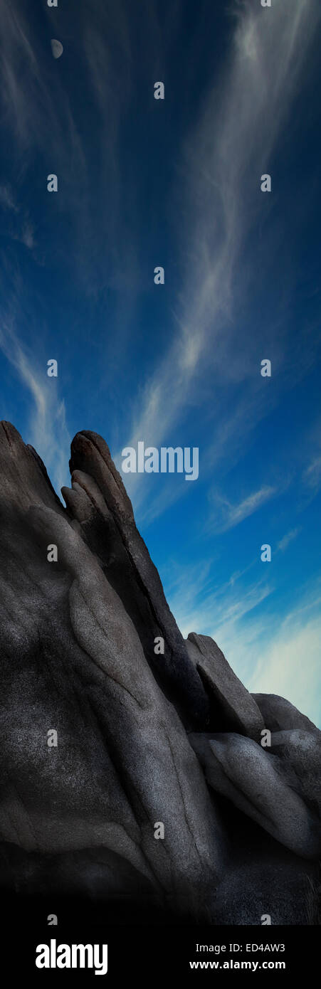 Un estilo de arte,vertical, panorámica de losas de granito en el Parque Nacional Joshua Tree Foto de stock