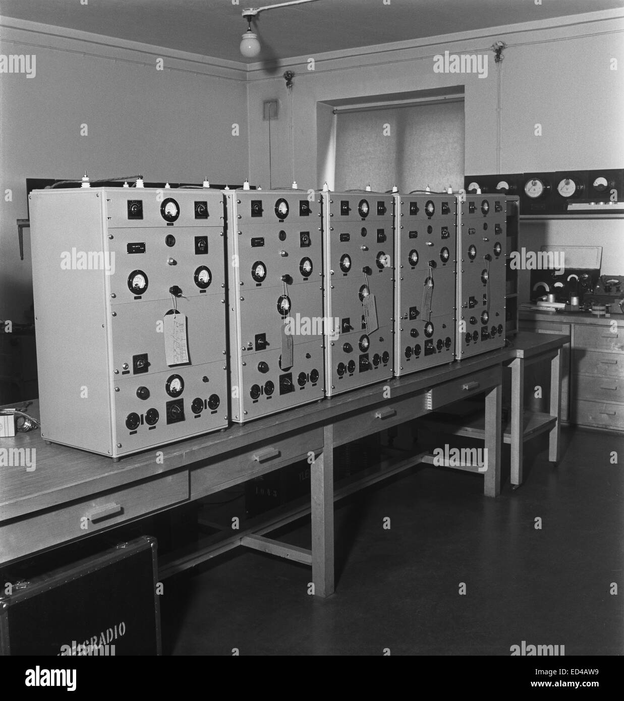 P-12-50 transmisores de vigilancia aérea en el laboratorio del taller de Yleisradio, ca. 1940. Foto de stock