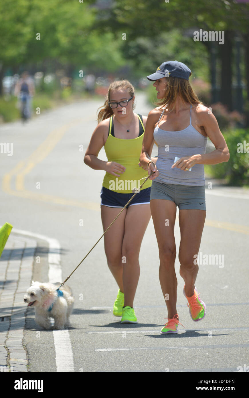 Kelly Killoren Bensimon jog por las noches con su hija y perro mascota con:  Kelly Killoren Bensimon,Mar Louise Bensimon donde: Ciudad de Nueva York,  Nueva York, Estados Unidos Cuándo: 23 Jun 2014