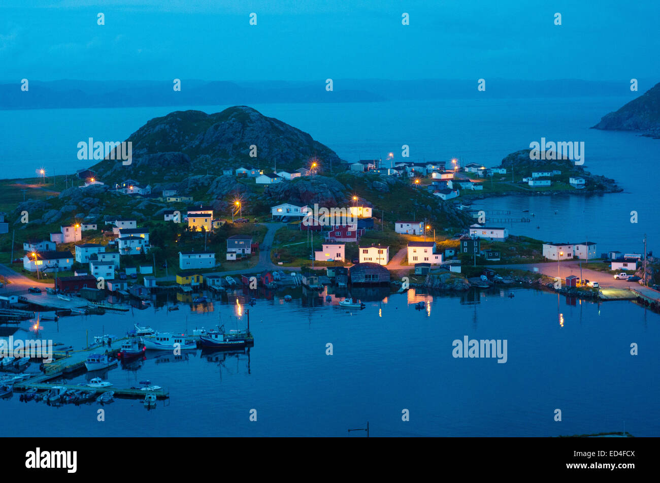 Hora azul ilumina el pintoresco pueblo pesquero de Ramea, Terranova. Foto de stock