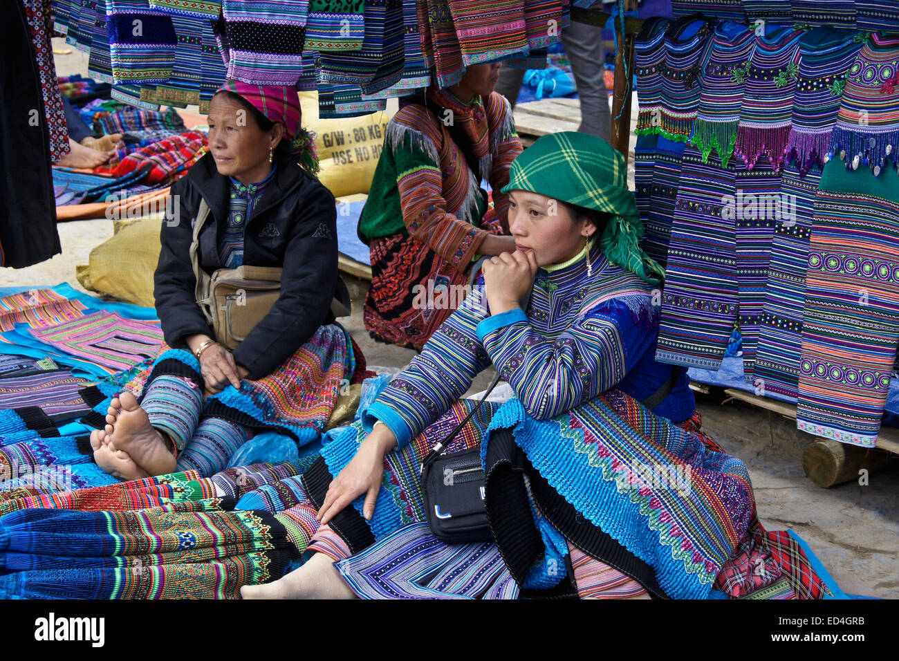 Las mujeres Hmong flor vendiendo ropa en Mercado Dominical, Bac Ha, Sapa Sa (Pa), Vietnam Foto de stock