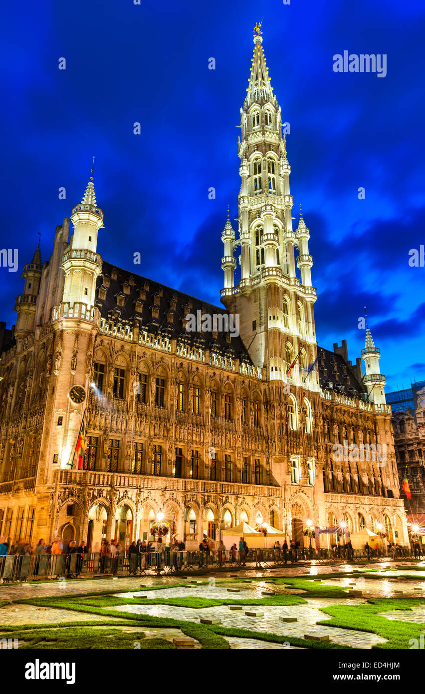 Bruselas, Bélgica. Imagen nocturna con Grand Place (Grote Markt) y el Hotel du Ville, el Ayuntamiento, construido en 1449. Foto de stock