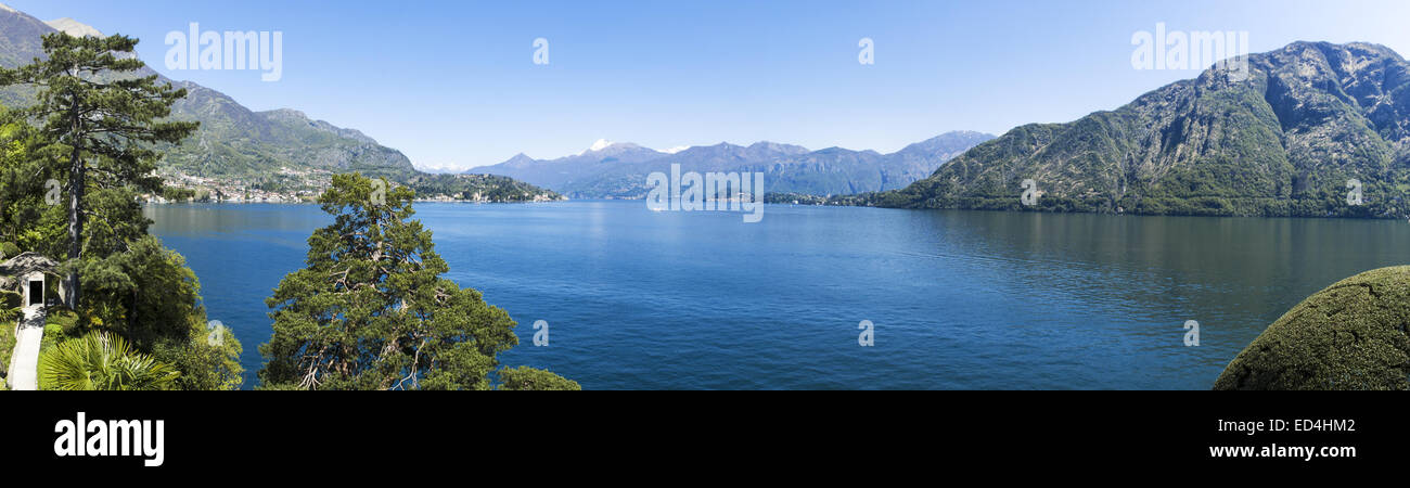 Paisaje sobre el Lago en temporada de primavera, Lombardía - Italia Foto de stock