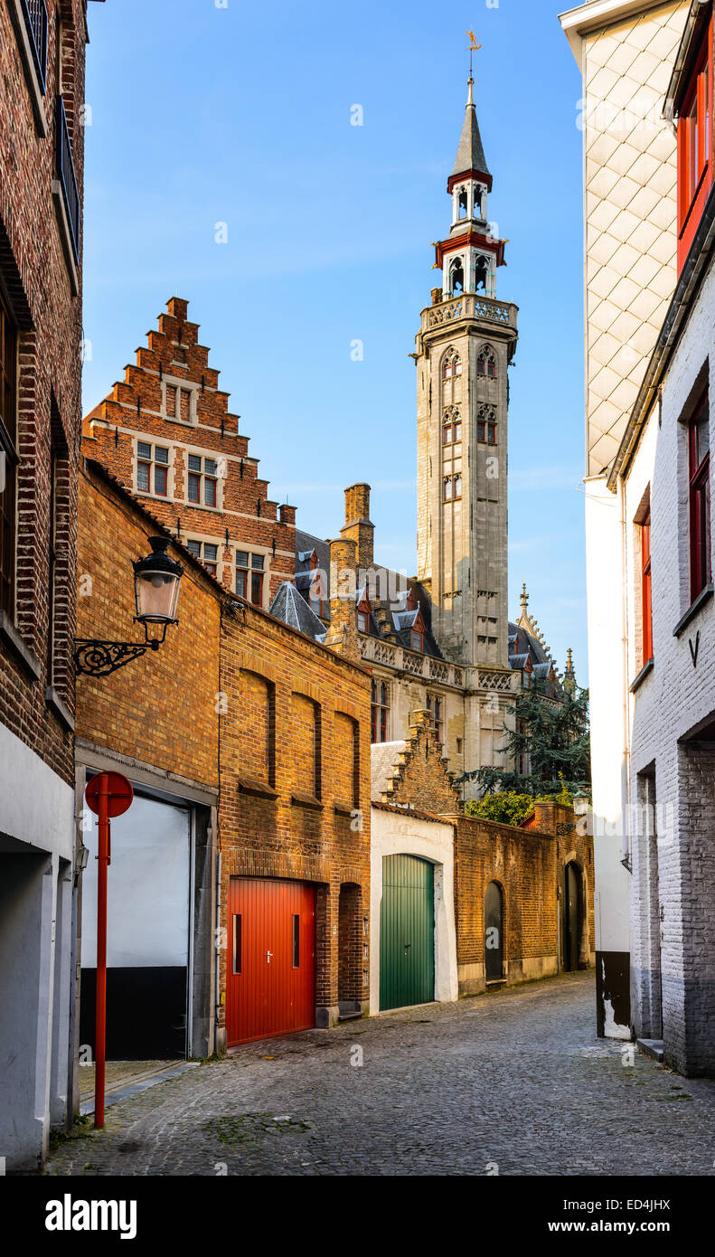 Brujas, Brujas, Bélgica. Poortersloge torre, Burguesa's Lodge, impresionante edificio medieval de la ciudad de Flandes. Foto de stock