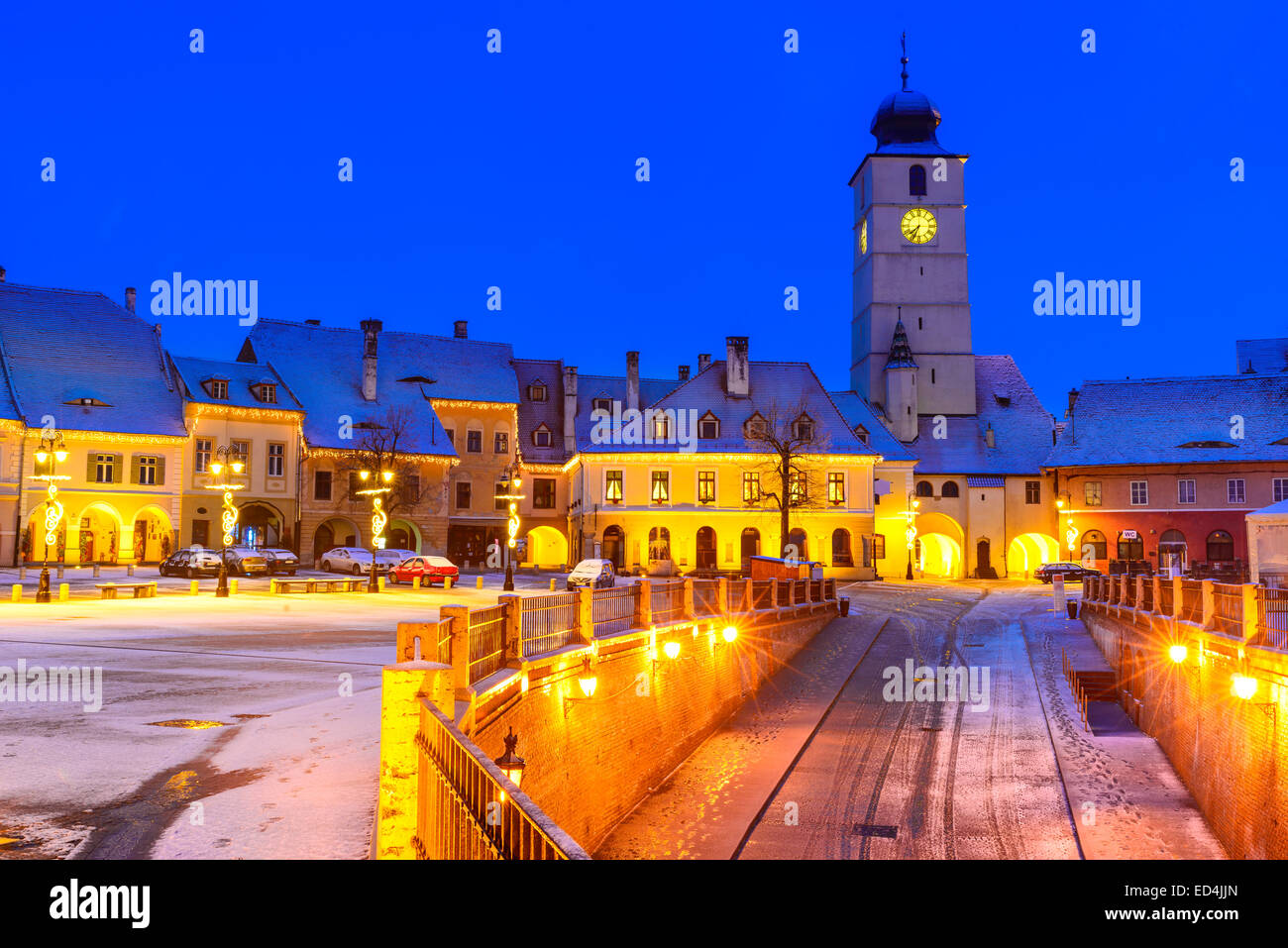 Sibiu, Rumania. Twilight imagen del Consejo en la torre pequeña plaza, centro de la ciudad de Sibiu, Transilvania. Foto de stock