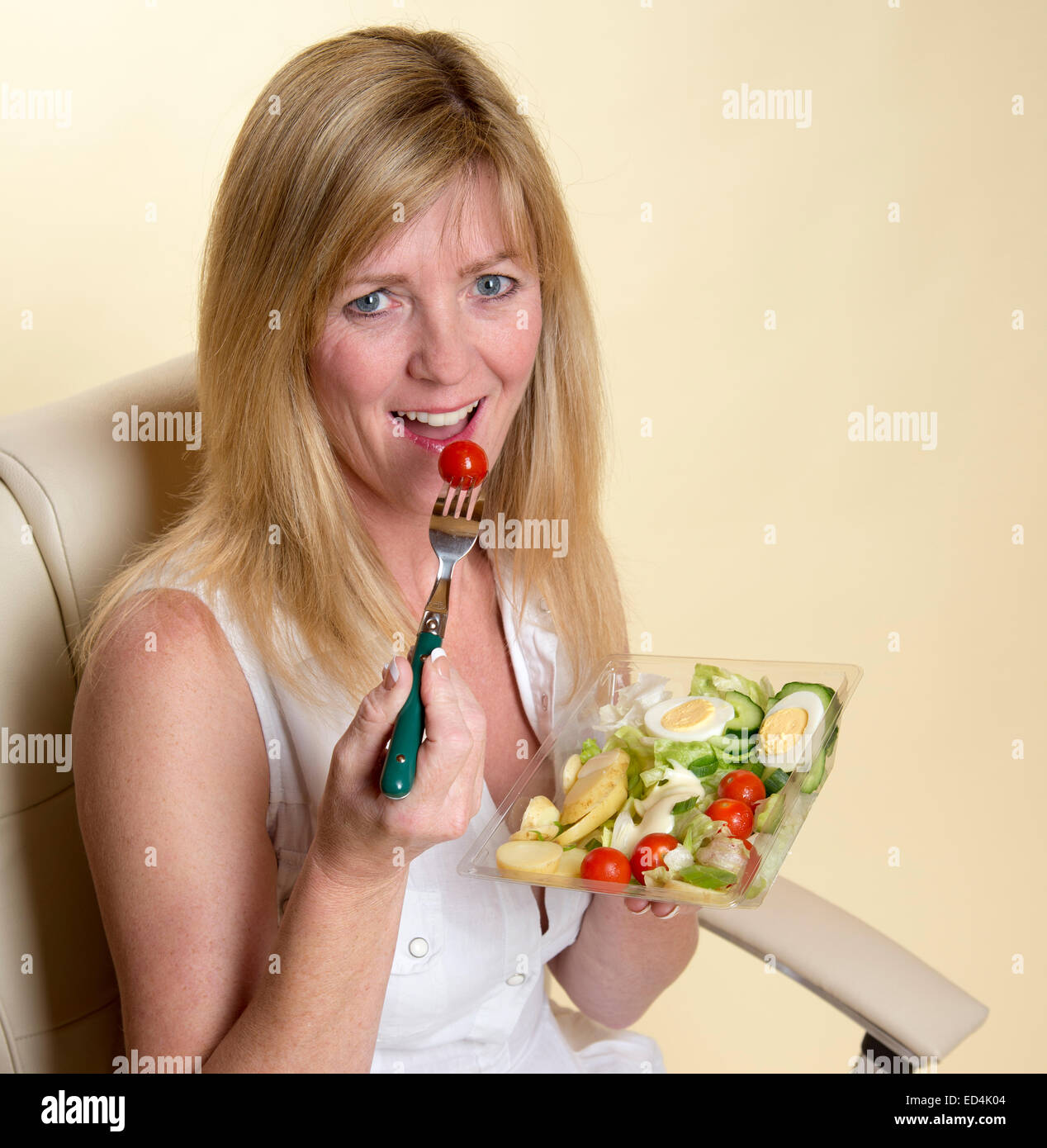 Mujer comer una ensalada mixta comer sano concepto Foto de stock