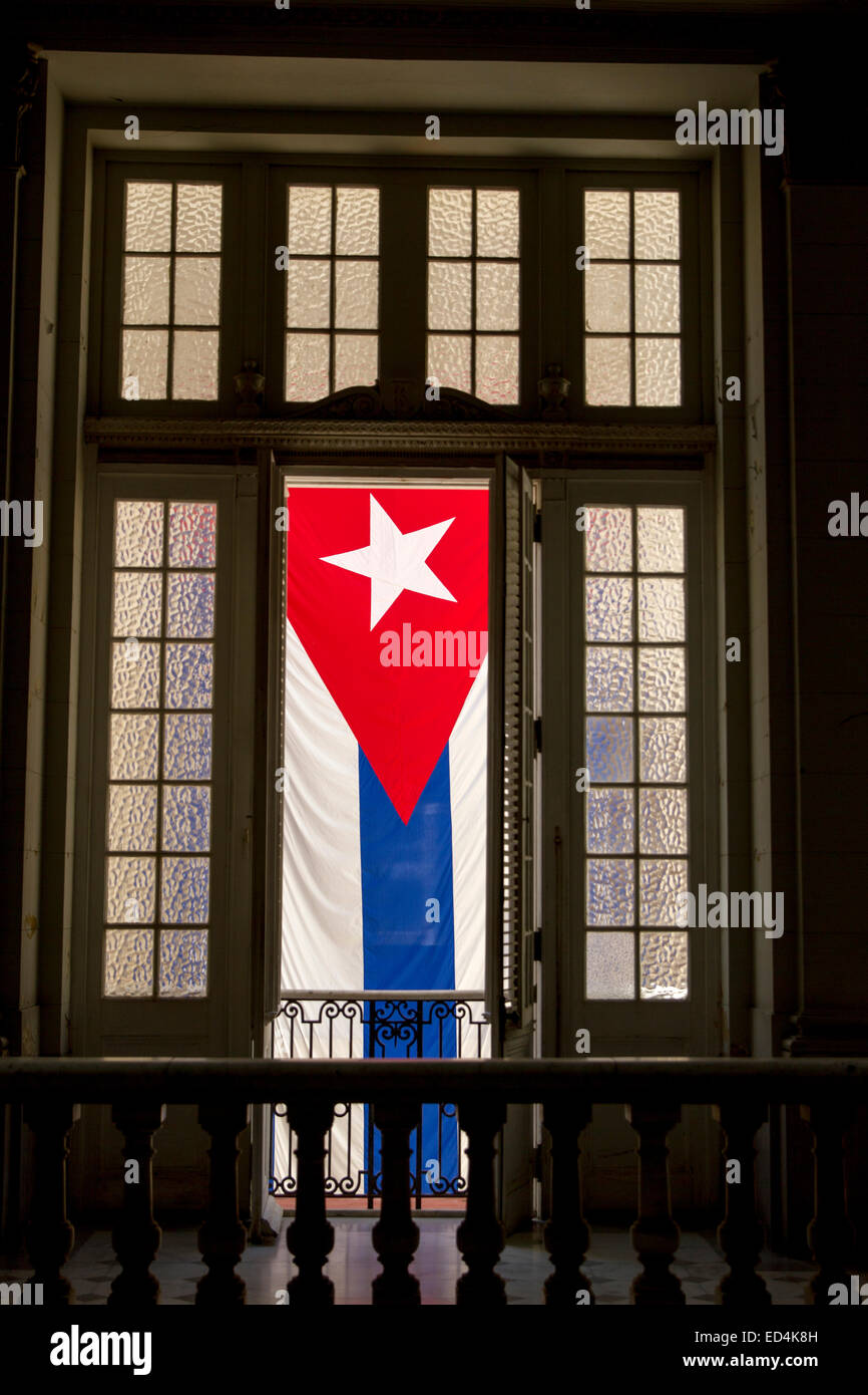 Bandera cubana a través de la ventana Foto de stock