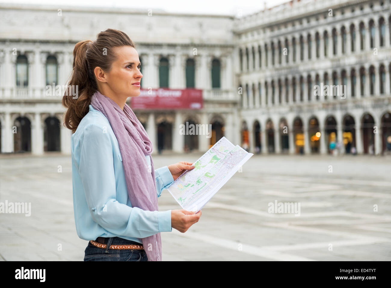 Mujer joven con el mapa en la plaza de San Marcos en Venecia, Italia Foto de stock