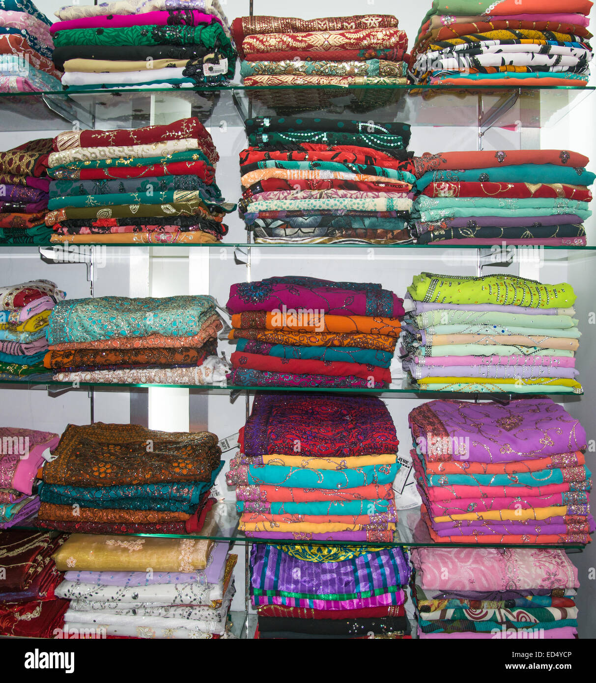 Telas de colores en la pantalla en una tienda el 17 de diciembre de 2014, en la Provincia Meridional, Tangalle, Sri Lanka, Asia. Foto de stock