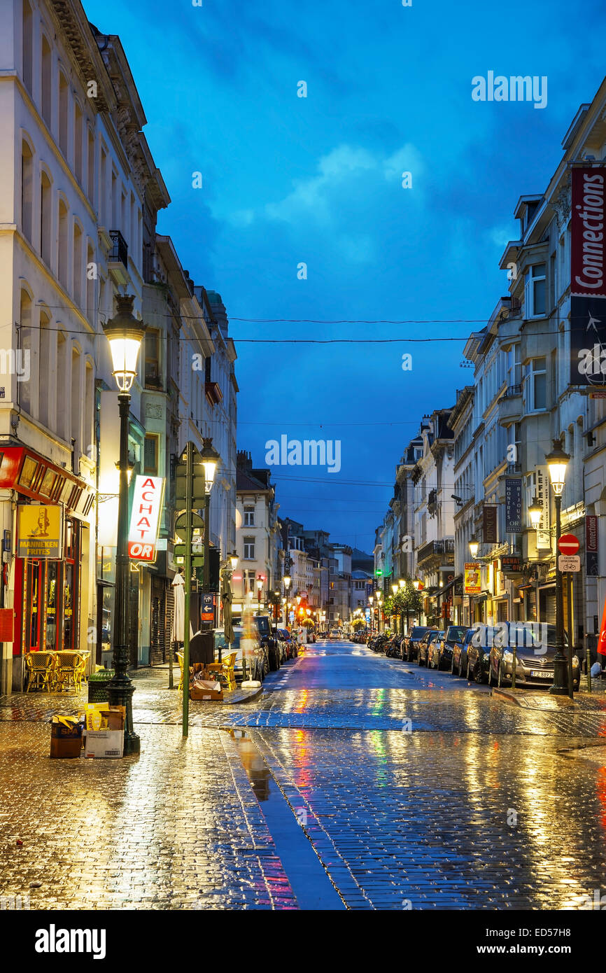 Bruselas - Octubre 6, 2014: Rue du Midi en la mañana del 6 de octubre de 2014 en Bruselas, Bélgica. Foto de stock