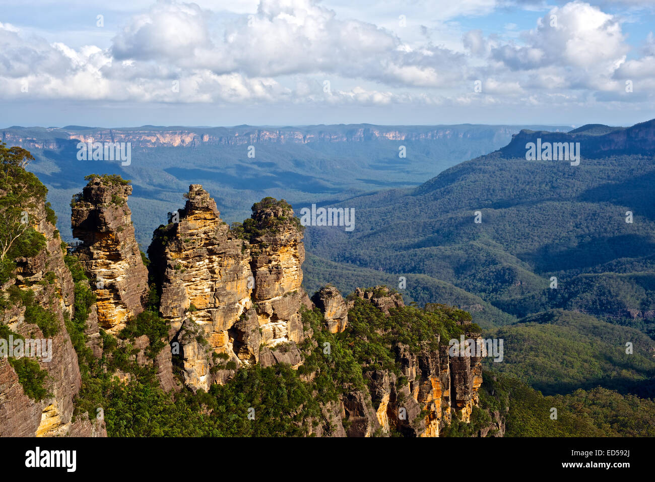 Foto panoramica de las Tres Hermanas, Blue Mountains, Katoomba, en Nueva Gales del Sur, Australia Foto de stock