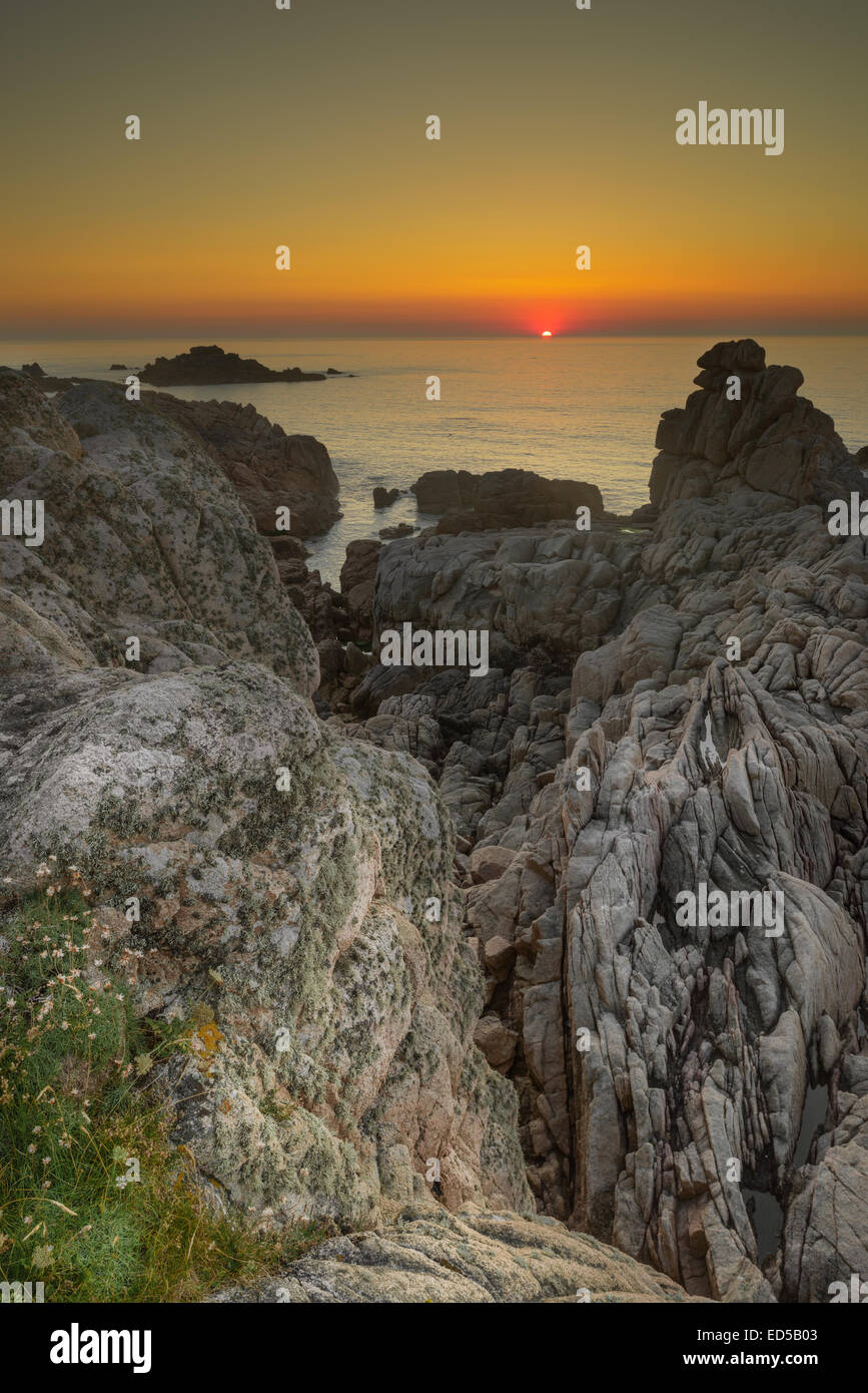 Puesta de sol tomada desde los acantilados en el Grand Rocques Guernsey, Islas del Canal Foto de stock