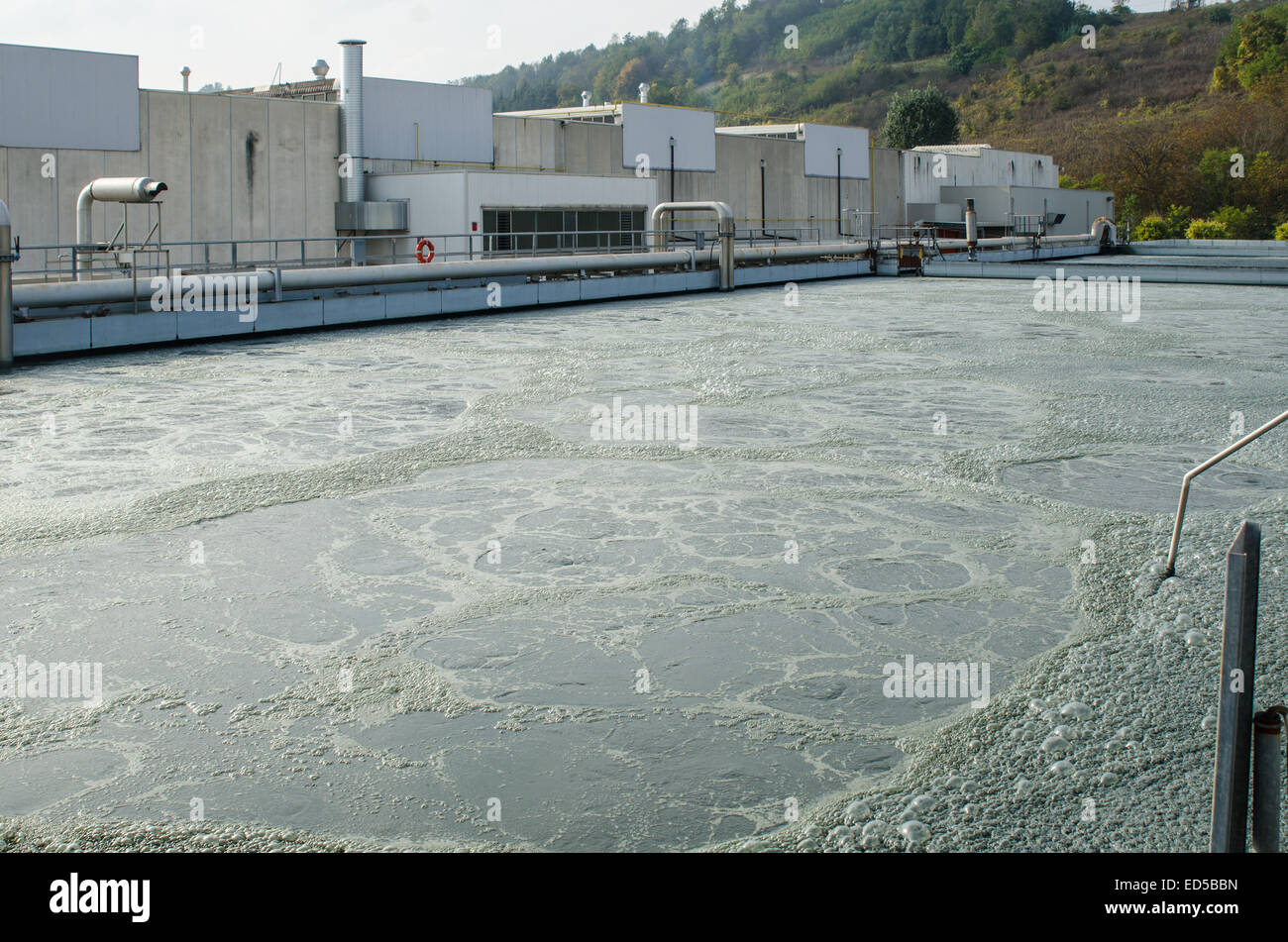 Tratamiento biológico de aguas residuales en una industria Fotografía de stock Alamy