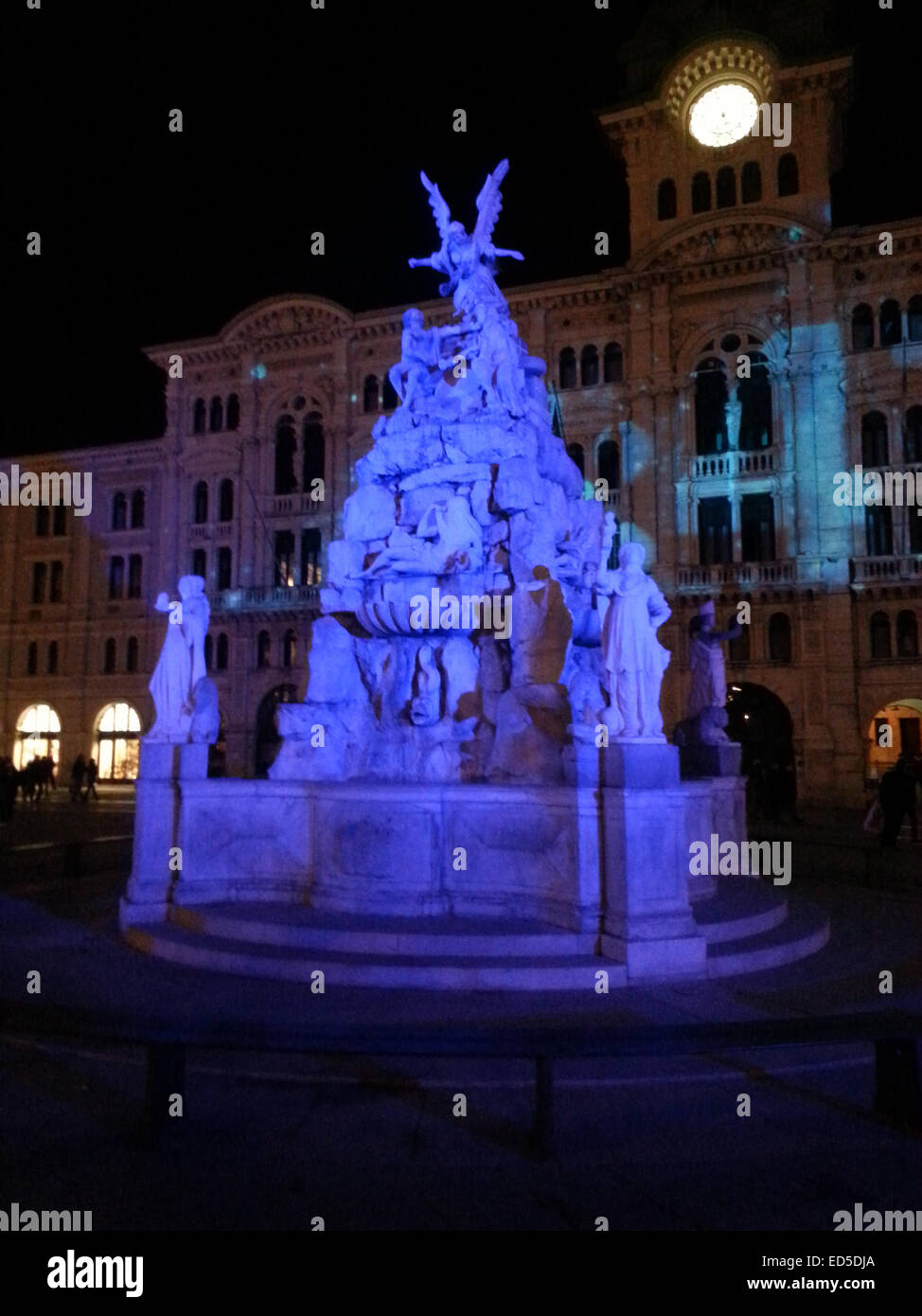 La fuente de los cuatro continentes construido en Trieste en el siglo XVII para magnificar el poder comercial de la ciudad Foto de stock