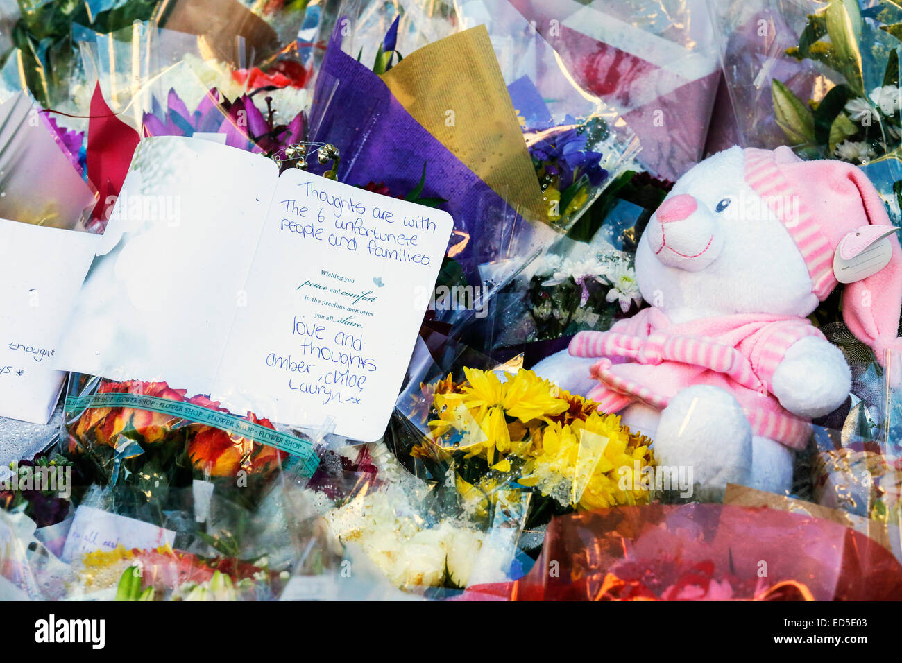 Más de 1000 personas participaron en una vigilia de velas de 2 minutos en el Royal Exchange Square, Glasgow en recuerdo de las 6 personas que fueron víctimas del accidente de camiones tolva de Glasgow en la plaza George hace una semana. Muchas personas llevaron flores, velas y algunos dijeron oraciones como una marca de apoyo y sus condolencias. Foto de stock