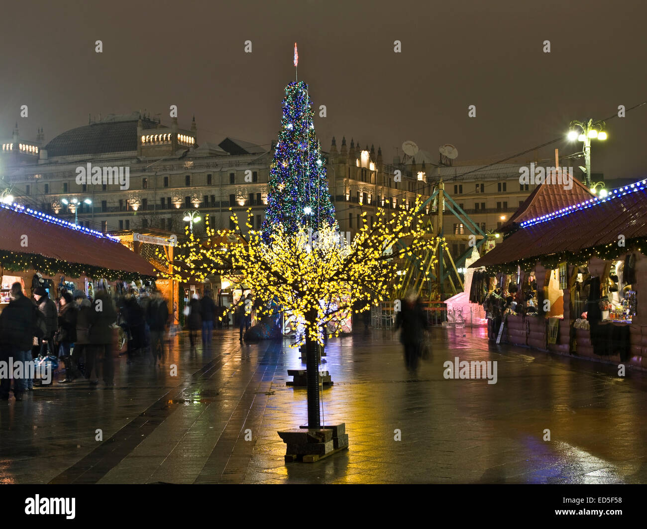 Moscú, Rusia - Diciembre 14, 2012: los árboles de Navidad en la plaza del teatro. Foto de stock