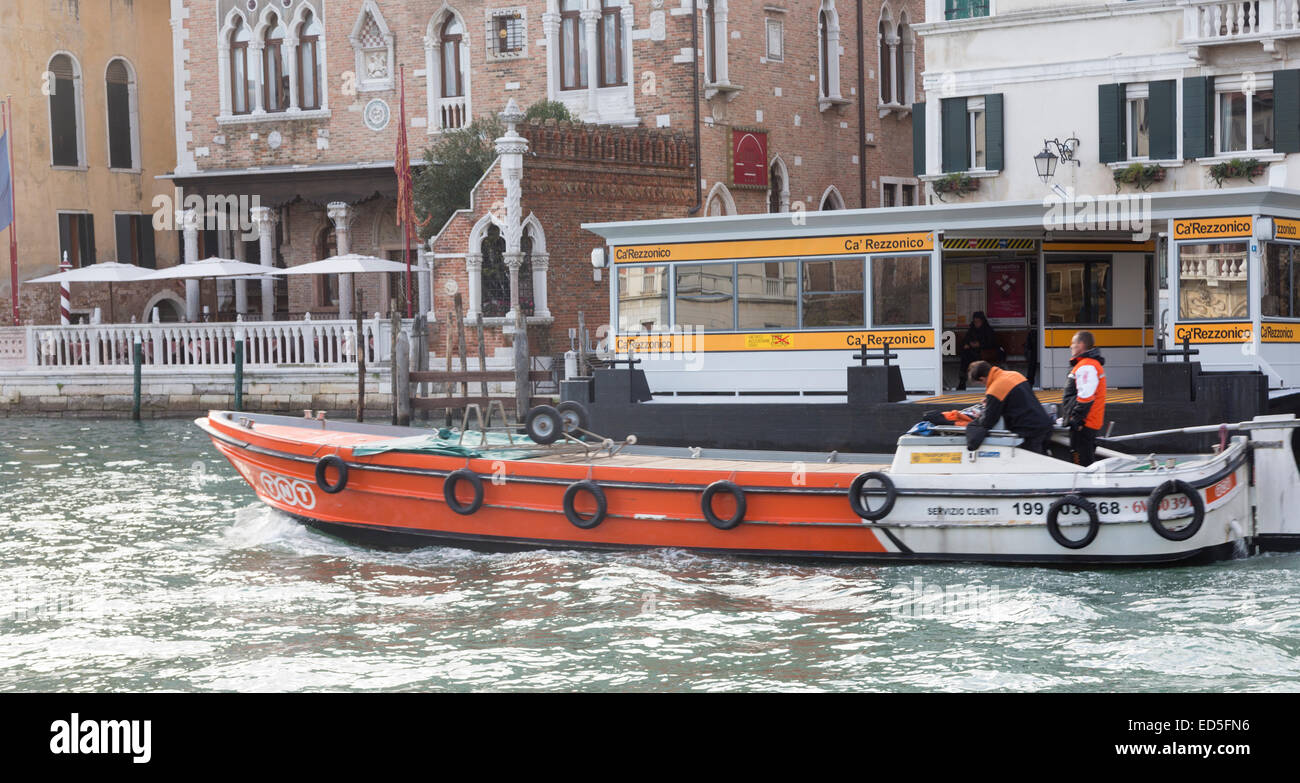 TNT Express Courier barco entregando paquetes, el Gran Canal de Venecia, Italia Foto de stock