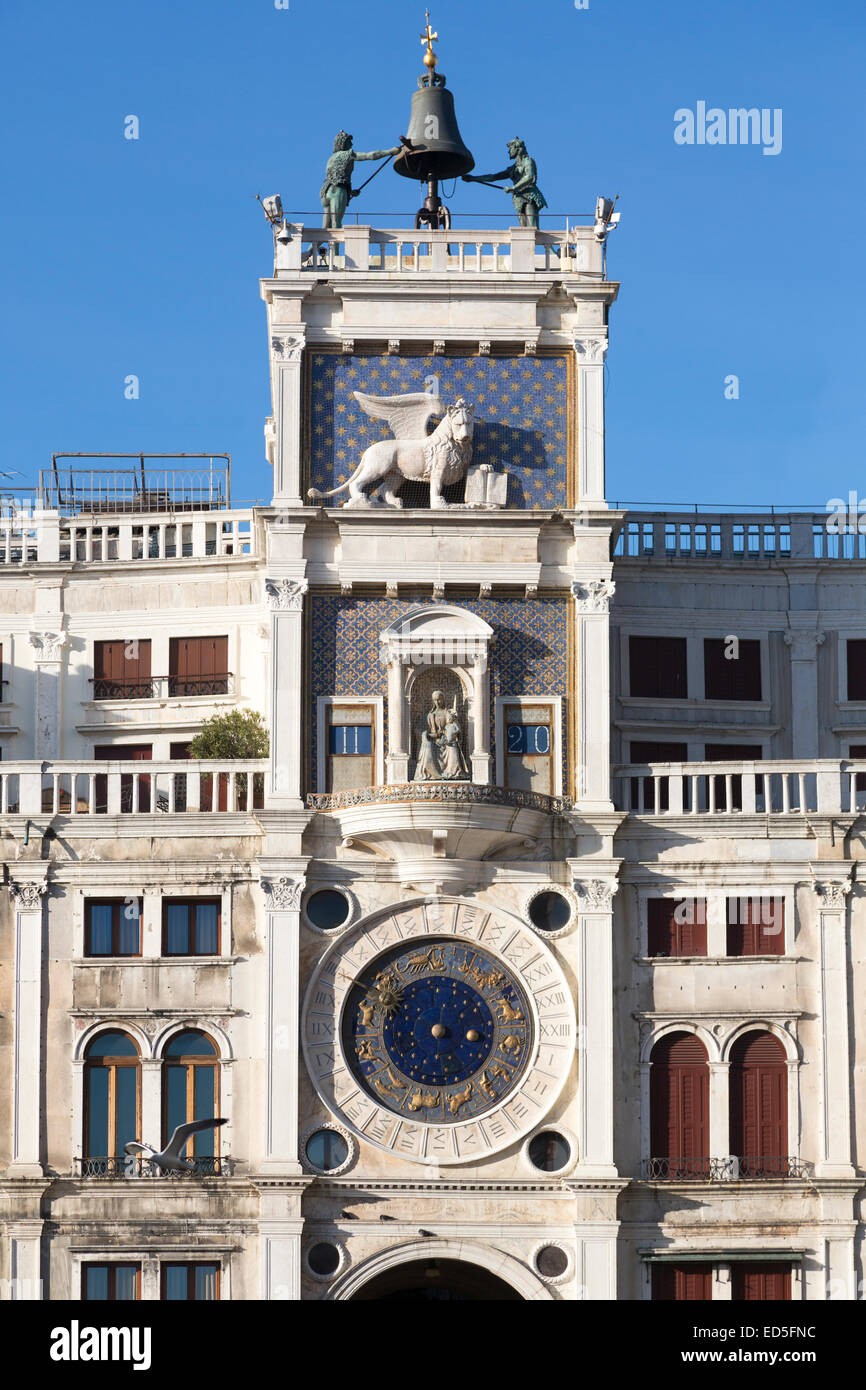 Detalle de la torre del reloj, la Torre dell'Orologio, Piazza San Marco, Venecia, Italia Foto de stock