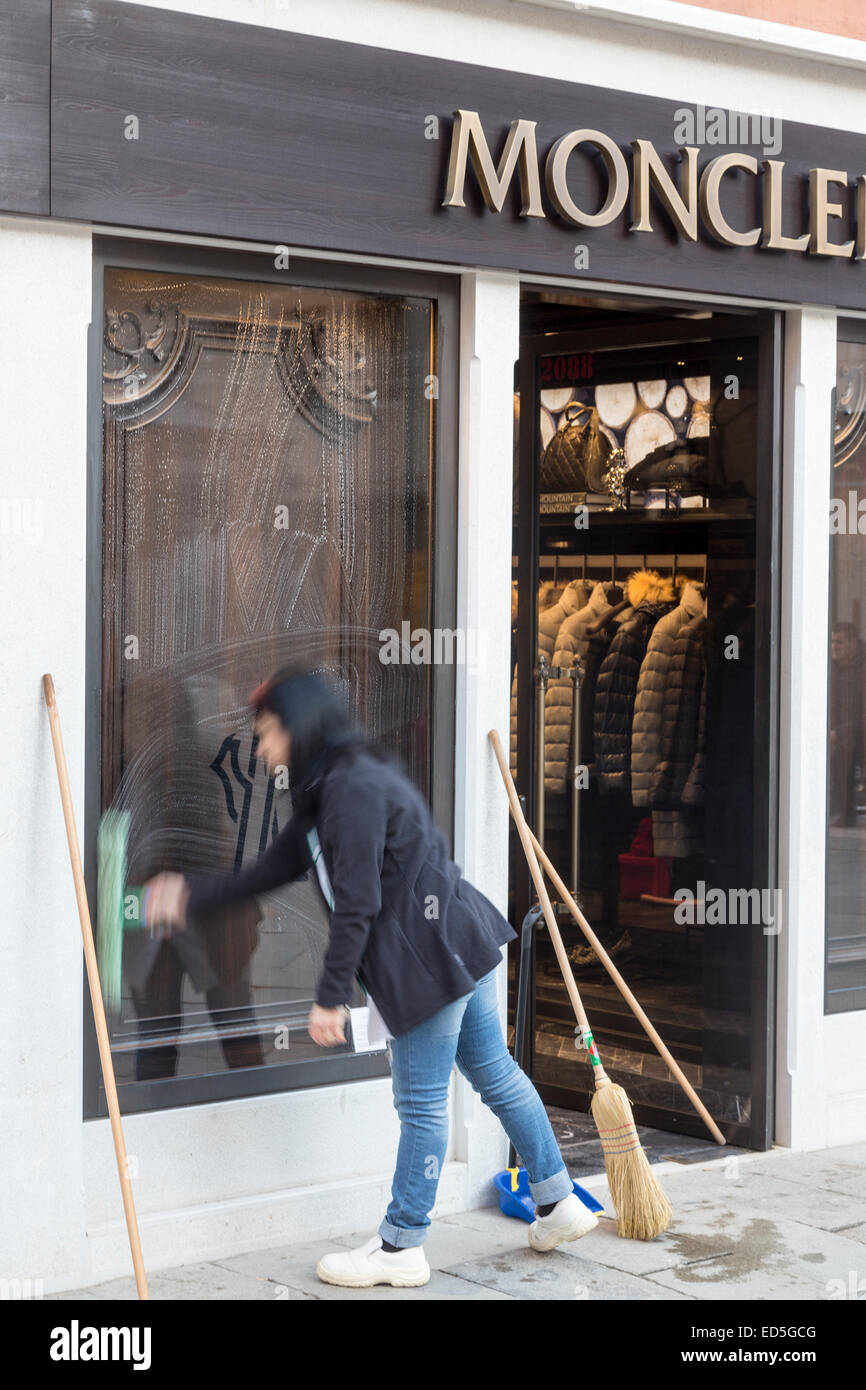 Mujer joven ventana lavado de Moncler tienda de ropa, Venecia, Italia  Fotografía de stock - Alamy