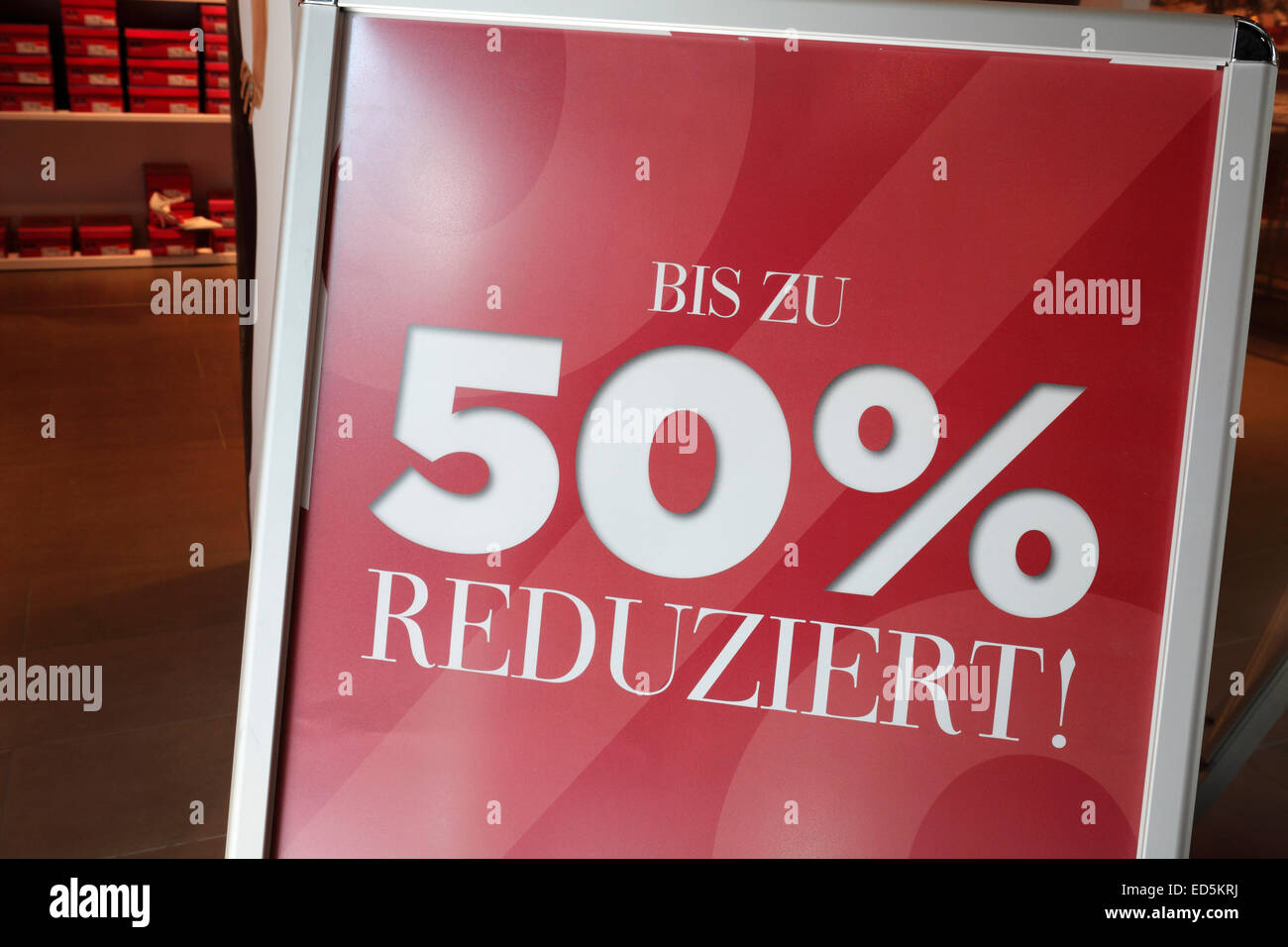 Anuncio de precios reducidos en frente de una tienda de zapatos alemán Foto de stock