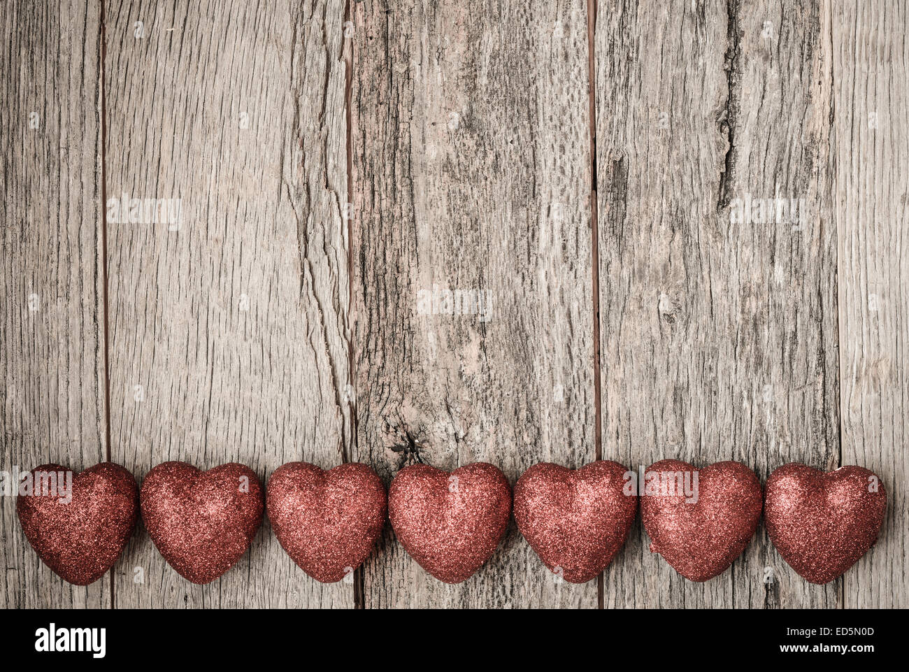 Día de San Valentín corazones sobre fondo de madera rústica Foto de stock