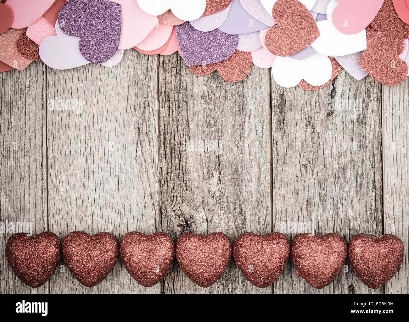 Día de San Valentín corazones sobre fondo de madera rústica Foto de stock