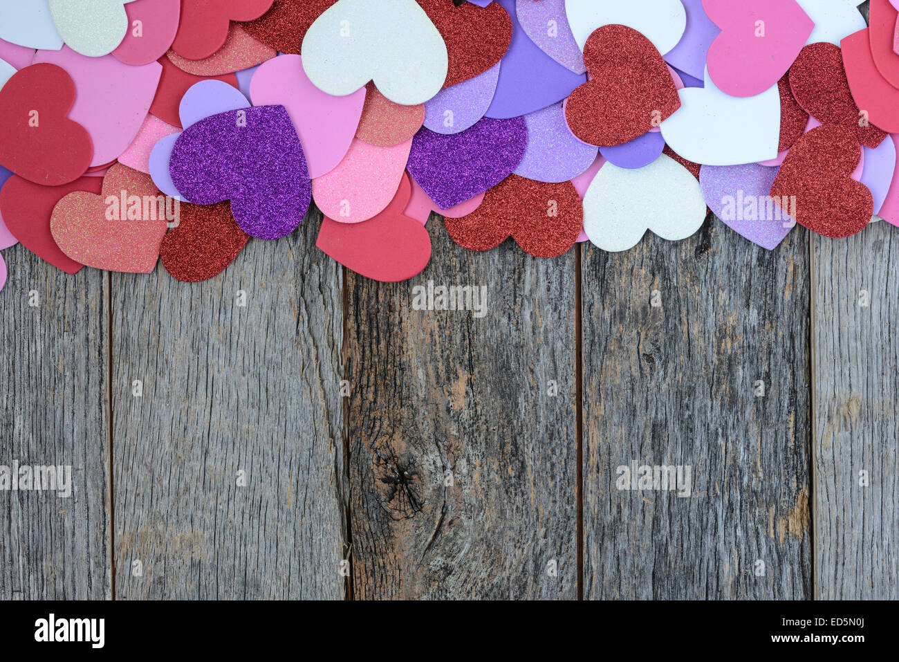 Día de San Valentín corazones sobre fondo de madera rústica Foto de stock