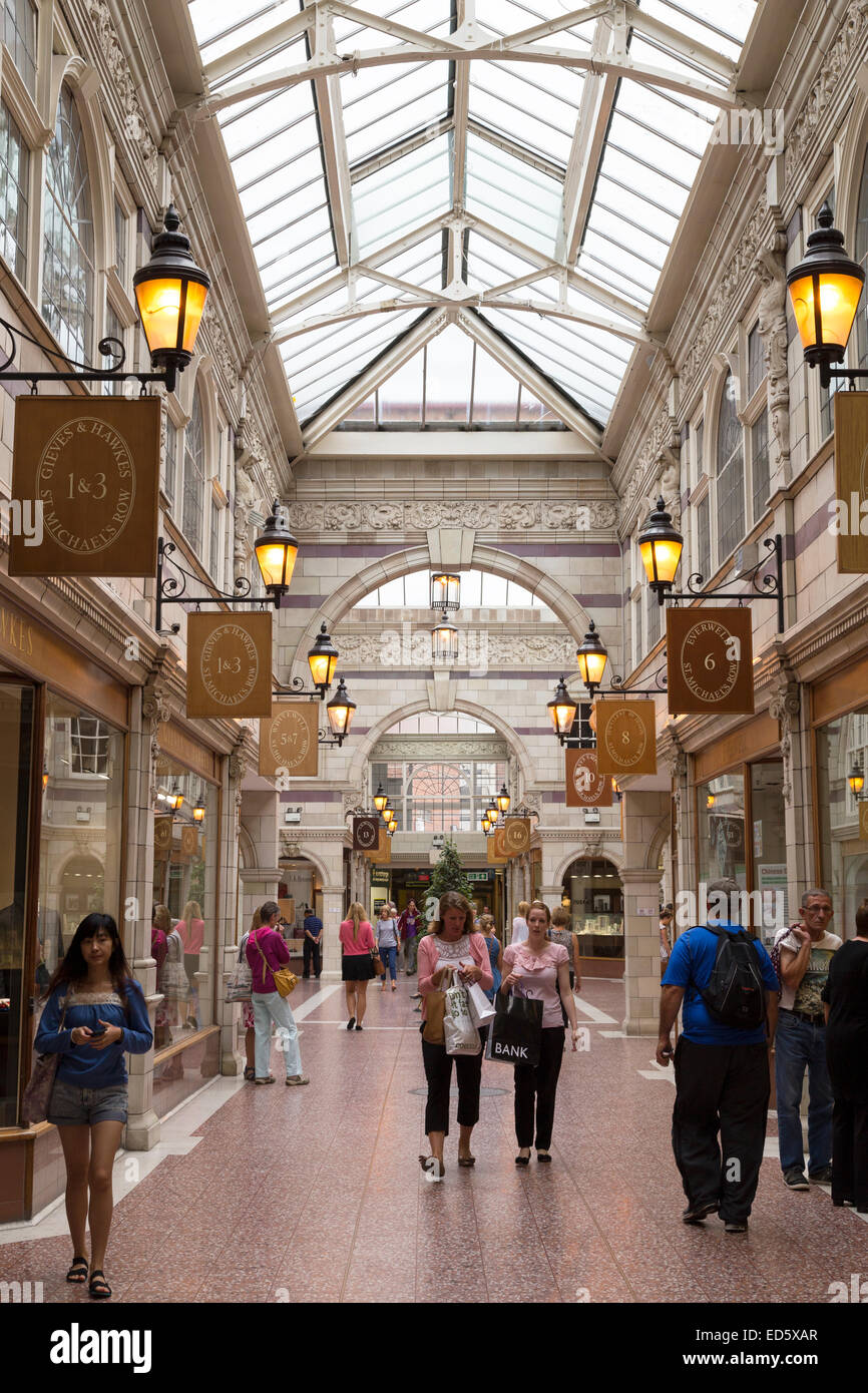 Reino Unido, Chester, St Michael's Arcade interior. Foto de stock