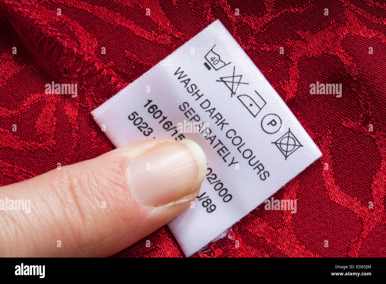 etiqueta que muestra las instrucciones de lavado en la prenda