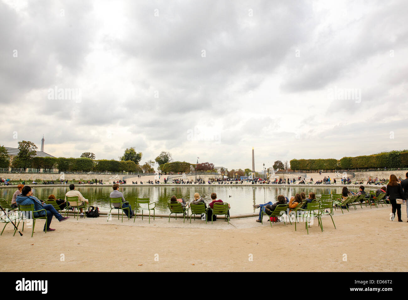 La gente descansando alrededor del estanque de jardín de las Tuileries Paris Foto de stock