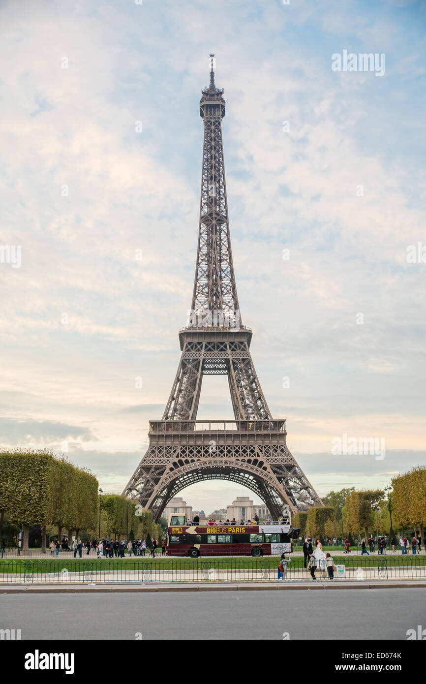 Vista frontal de la torre Eiffel de París Foto de stock