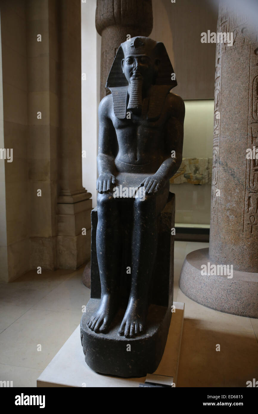 La escultura egipcia dentro del museo del Louvre Foto de stock