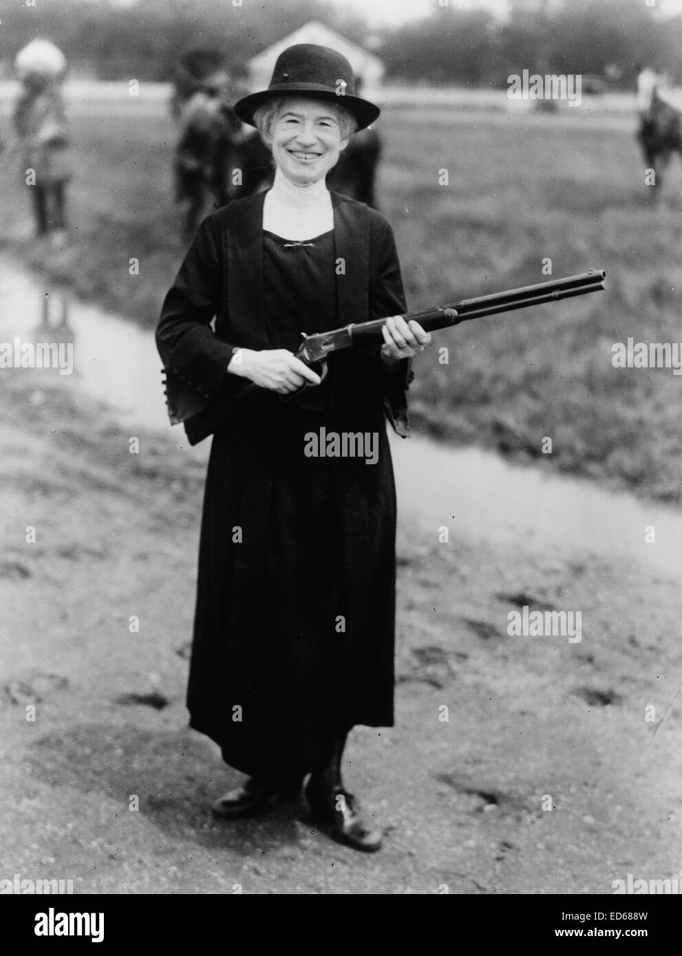 Annie Oakley, con arma Buffalo Bill le dio, 1922 Foto de stock