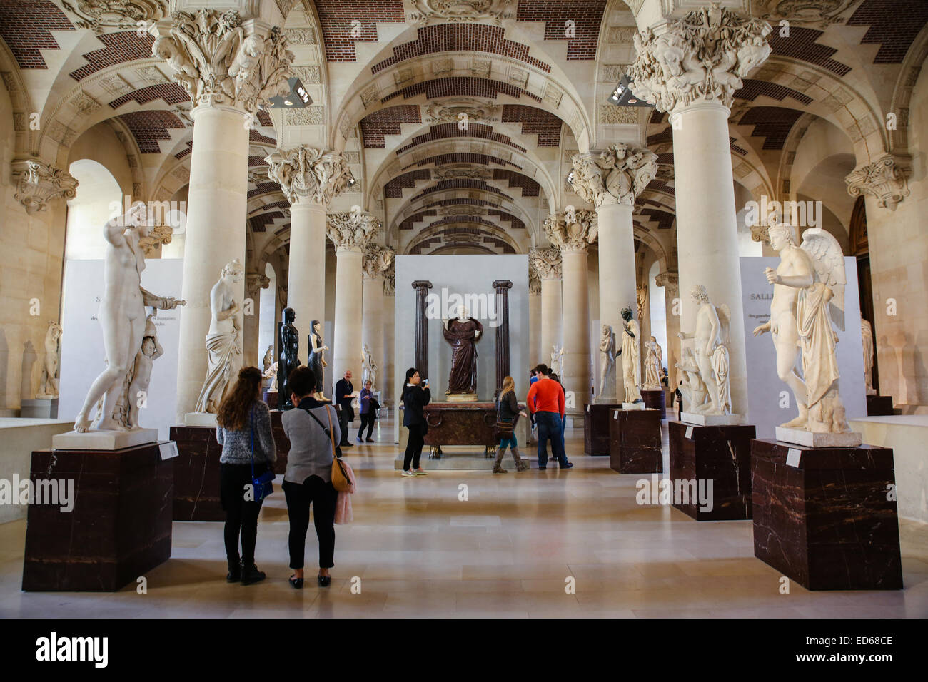 Esculturas italianas dentro del museo del Louvre Foto de stock