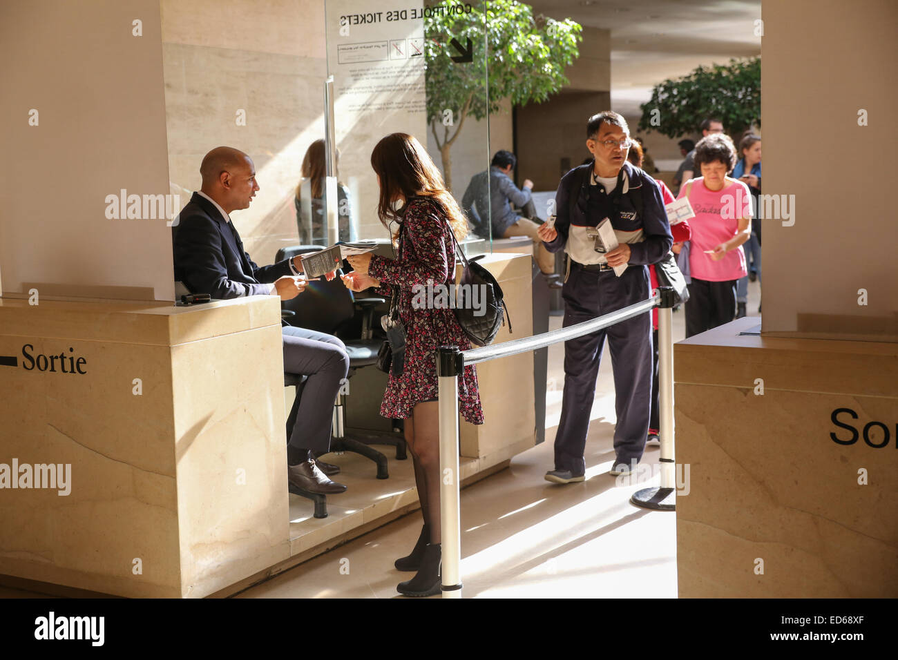Los turistas asiáticos entrar en el museo del Louvre Foto de stock