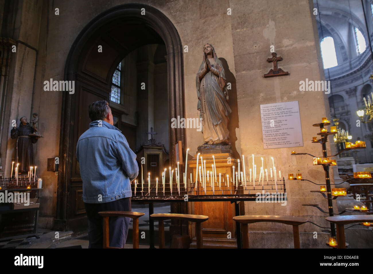 Hombre rezar dentro de la iglesia Foto de stock