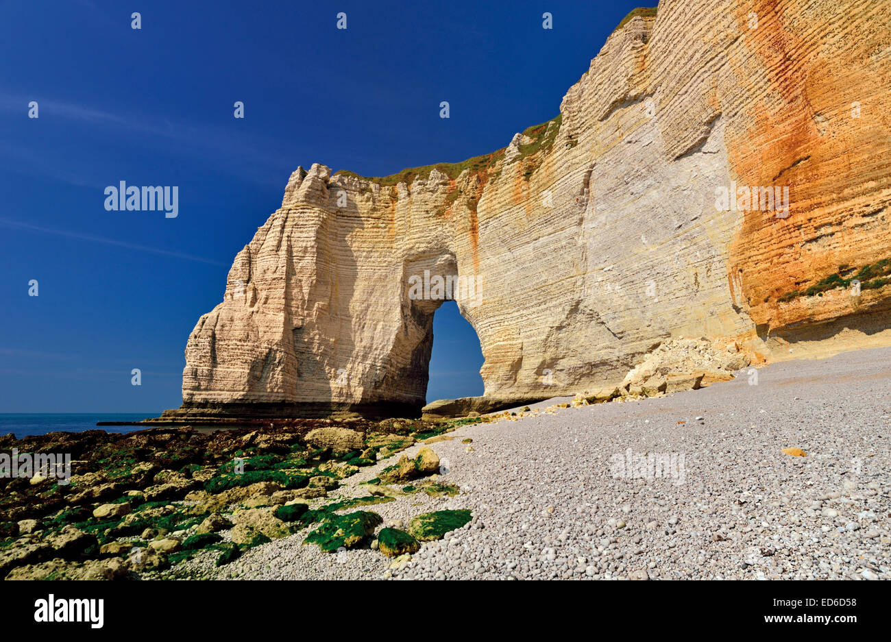 Francia, Normandía: arco de roca y acantilados en playa Etretát Foto de stock