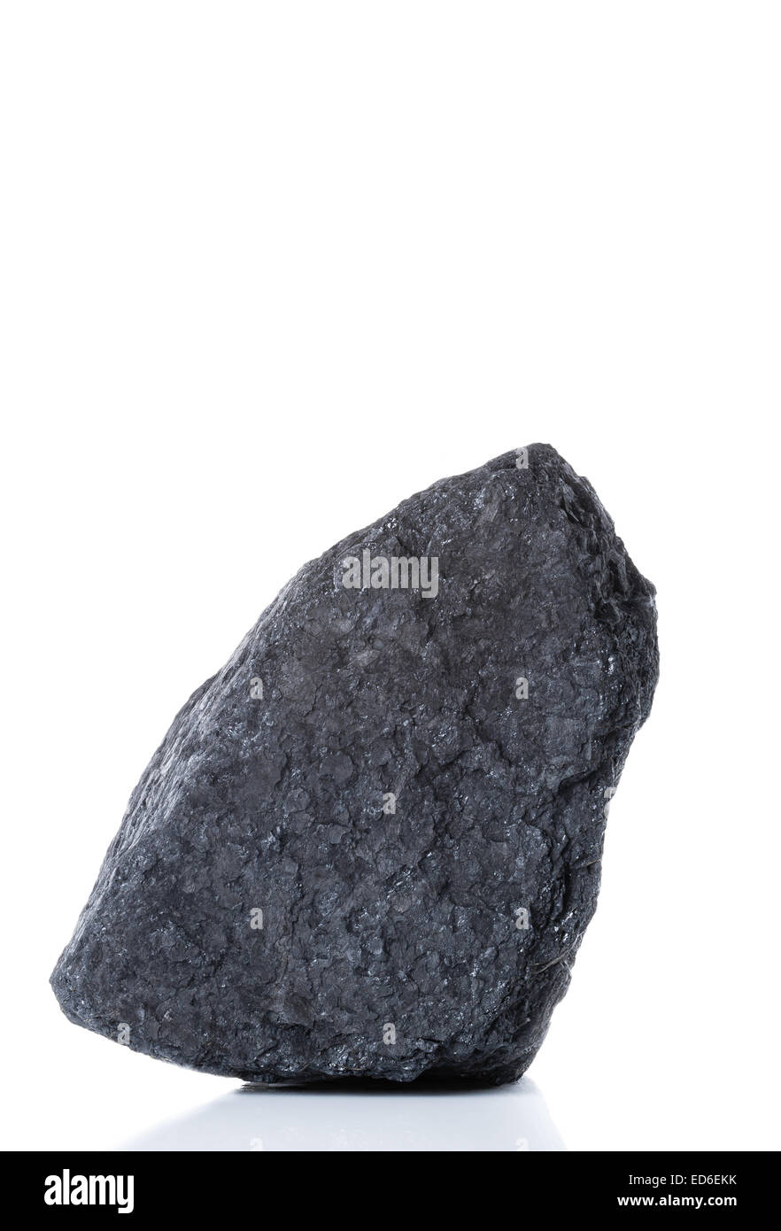 Gran trozo de carbón bituminoso negro sobre un fondo blanco. Foto de stock