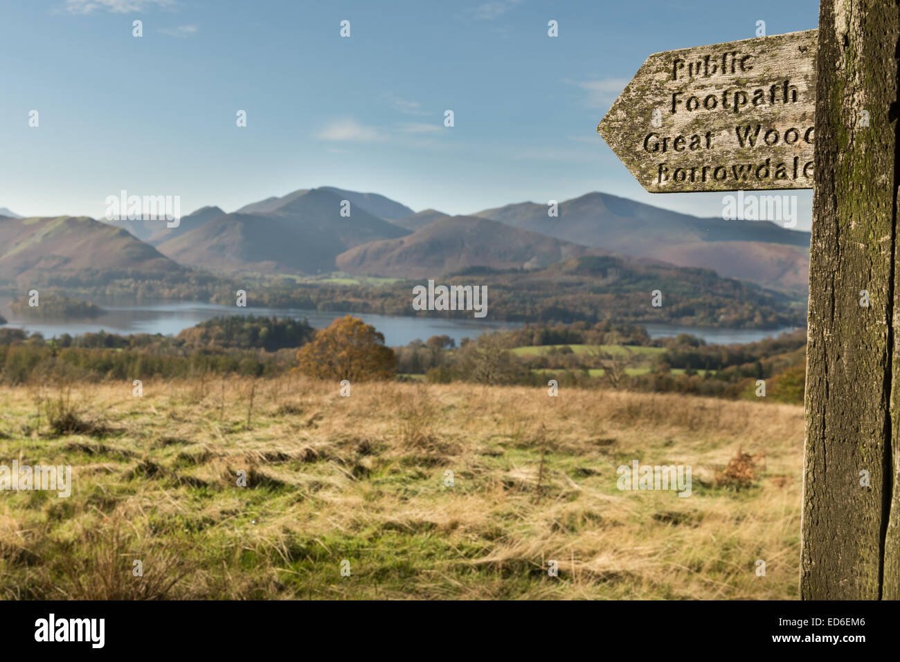 Sendero firmar cerca de agua, Derwent inglés Lake District National Park Foto de stock