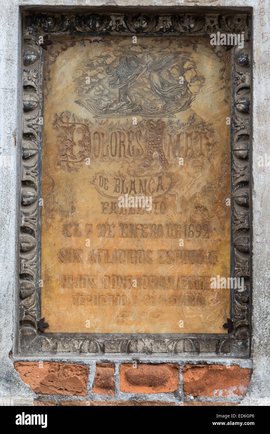 Tumba, tumba o grave junto al Convento Franciscano de San Gabriel Arcángel, en Cholula, Pubela, el convento se remonta a 1549. Foto de stock