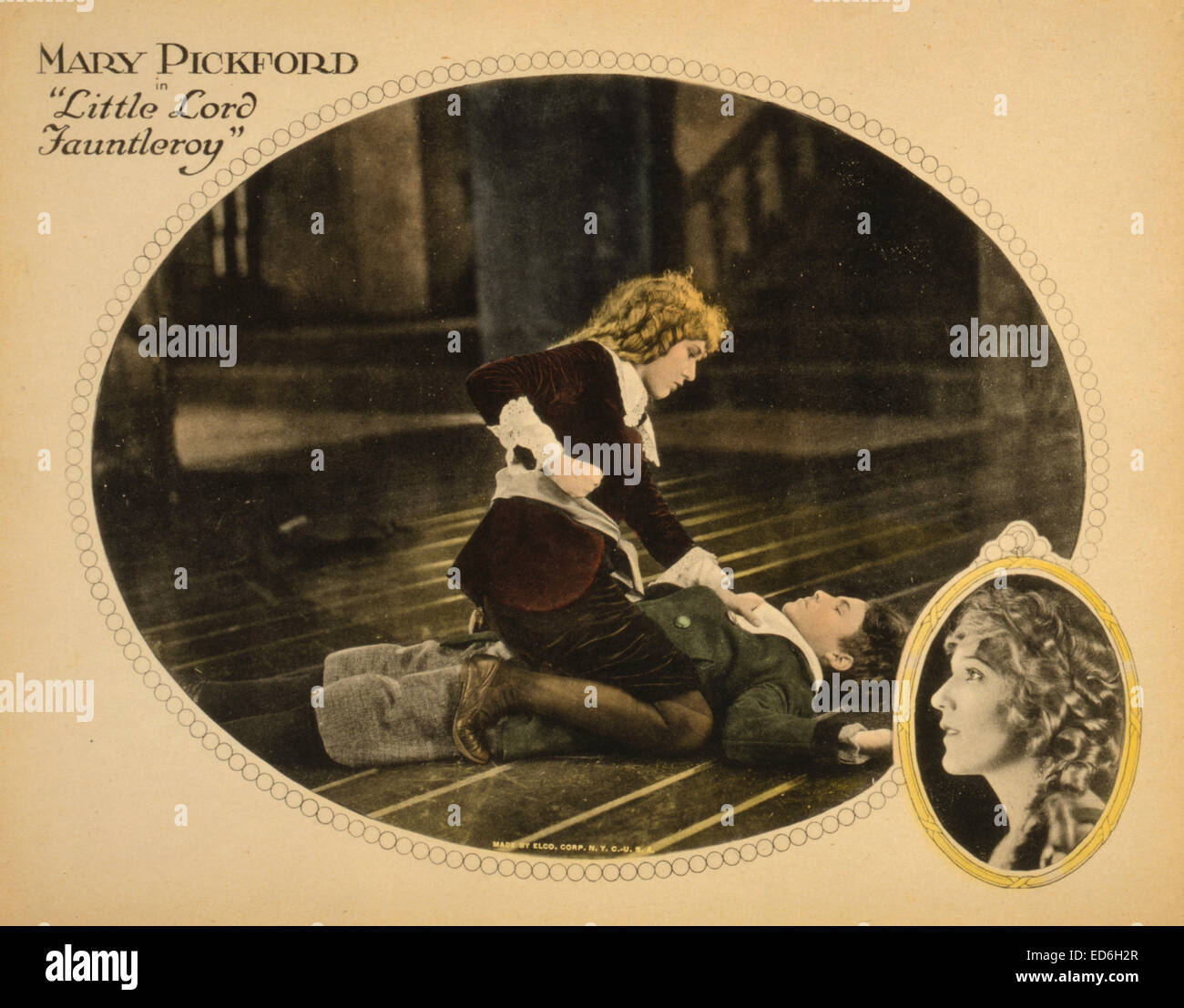 Tarjeta Lobby mostrando Maria Pickford acerca de perforar el actor Francis Marion durante una escena de la película 'Little Lord Fauntleroy', 1921 Foto de stock