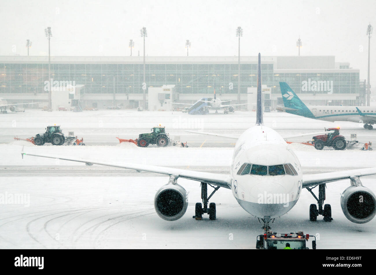 Munich, Alemania. El 29 de diciembre de 2014. Nieve y temperaturas bajo cero causa caos de tráfico, las demoras y cancelaciones de vuelos en muchos aeropuertos europeos como Munich Alemania. Crédito: Chris Hellier/Alamy Live News Foto de stock